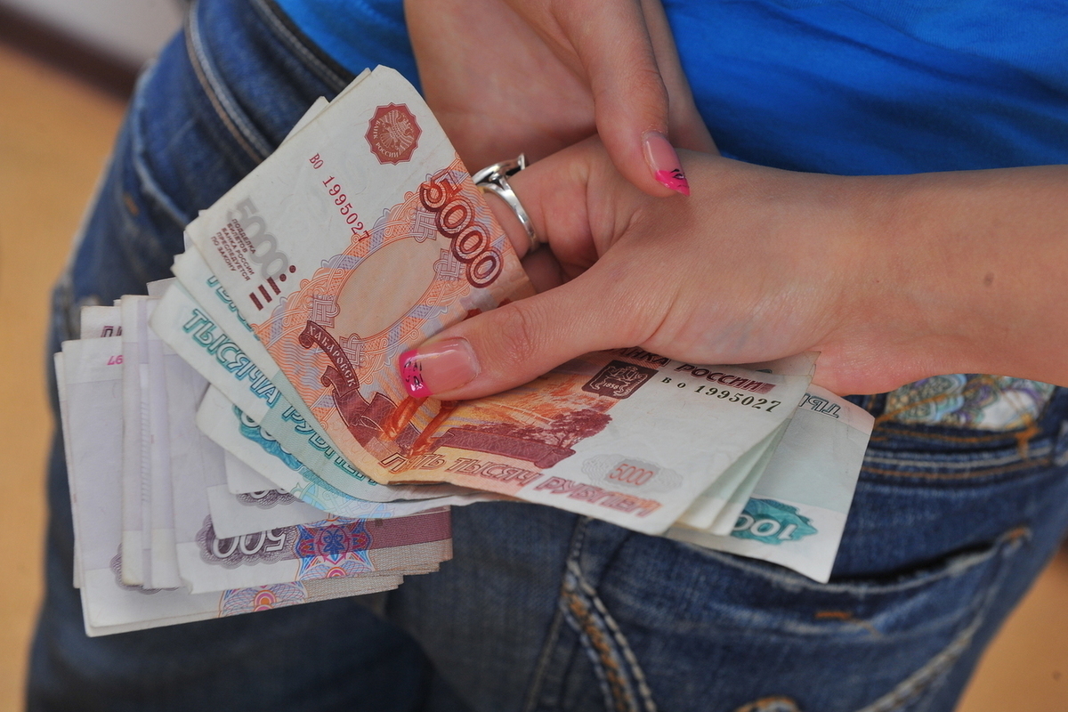 В Черногорске пьяная гостья незаметно прихватила деньги хозяйки