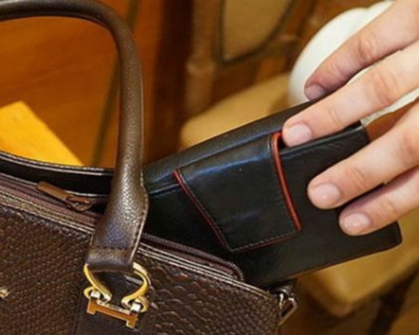 Жительница Черногорска получила обратно кошелек без денег