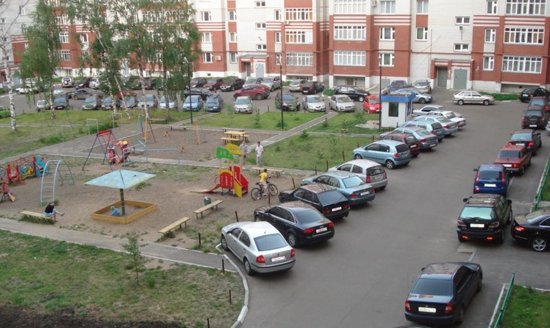 Жители Хакасии предпочитают парковаться возле дома