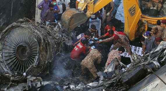 В Пакистане разбился авиалайнер: погибли 97 человек