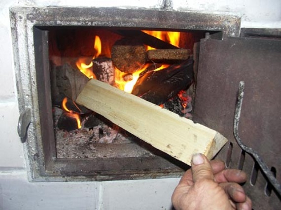 Из-за неисправных печей в Алтайском районе чуть не сгорели два дома