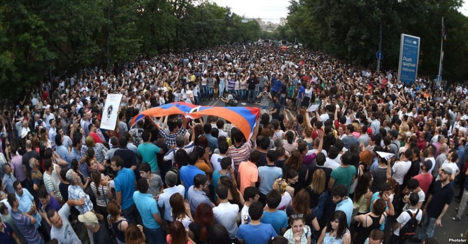 Между протестующими в Ереване произошел раскол