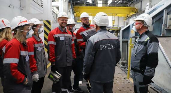 Красноярским экоактивистам показали электролизеры на Саяногорском алюминиевом заводе