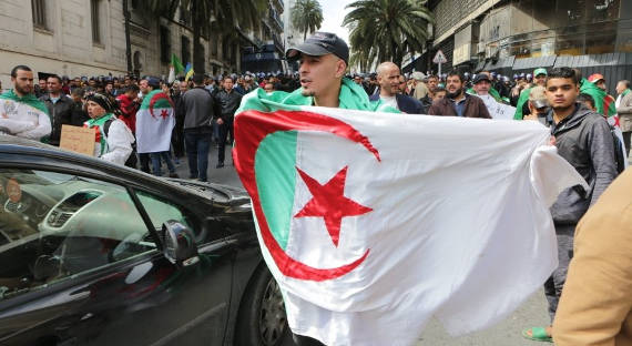 Алжирские студенты потребовали сменить строй в стране