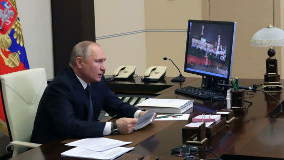 Путин поручил удвоить выплаты медикам, работающим в праздничные дни