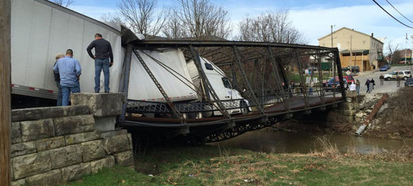 "Ну не смогла я": девушка на фуре разрушила старинный мост