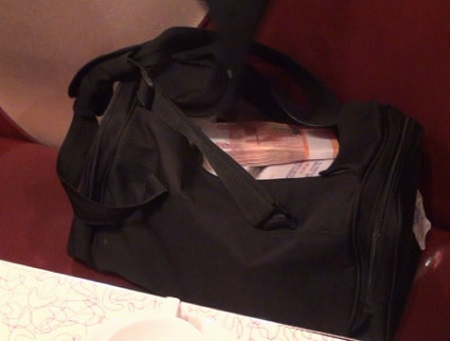 В Барнауле официант вернул гостю забытую сумку с 4 миллионами рублей