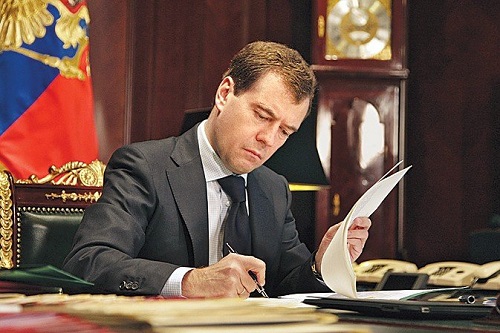 Медведев подписал распоряжение о повышении в России тарифов ЖКХ