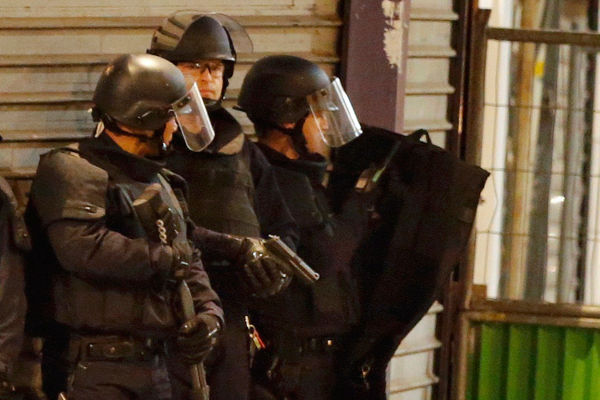 В ходе спецоперации в Сен-Дени убиты двое предполагаемых террористов