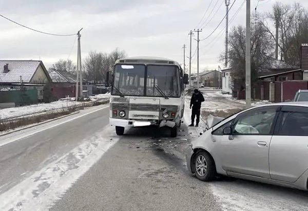 В Черногорске автоледи нарушила правила и врезалась в автобус