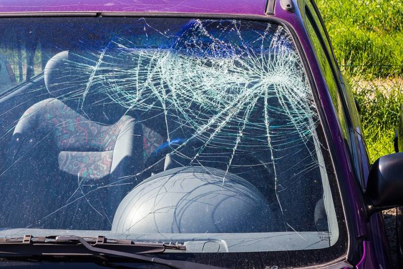 Разбитое стекло в чужой машине может обойтись черногорцу 5 годами свободы
