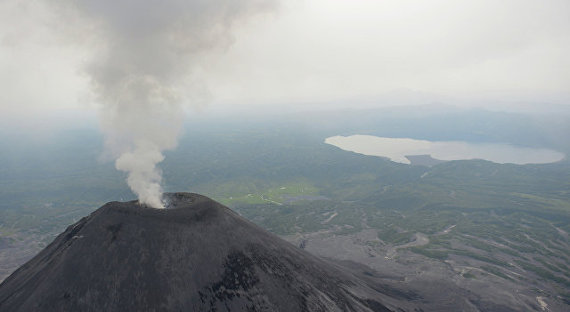 Вулкан на Камчатке выбросил гигантский столб пепла