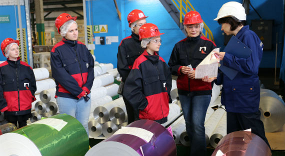 Школьники из Германии побывали на заводе в Саяногорске