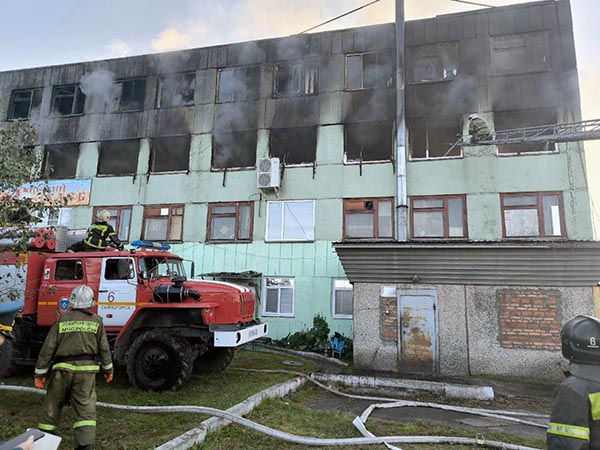 В Саяногорске в производственном здании произошёл пожар