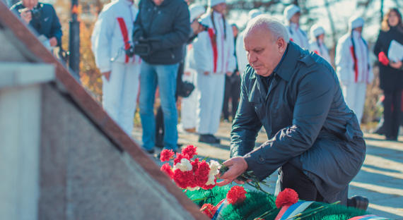 Глава Хакасии Виктор Зимин почтил память павших воинов