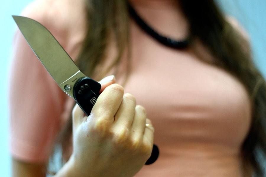 В порыве гнева: жительница Хакасии набросилась на сожителя с ножом