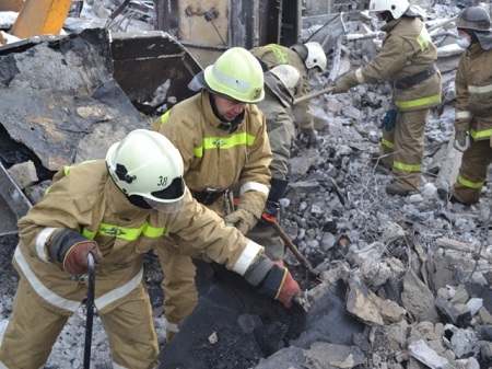 Сегодня ночью в Хакасии обрушился дом, погиб ребенок, спасено 42 человека (ФОТО)