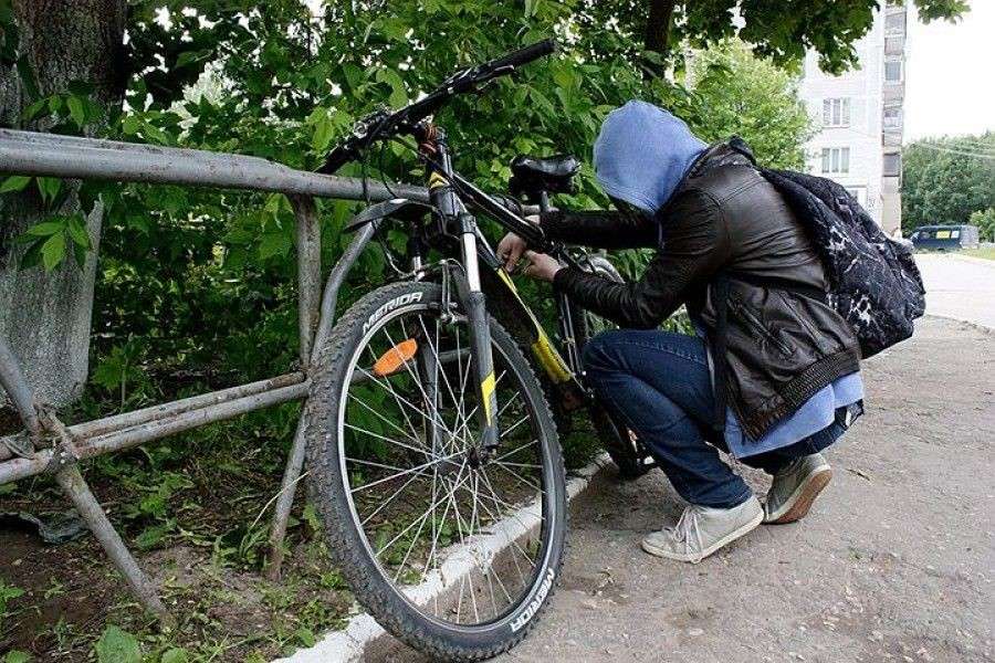 Черногорский школьник заигрался с друзьями и лишился велосипеда