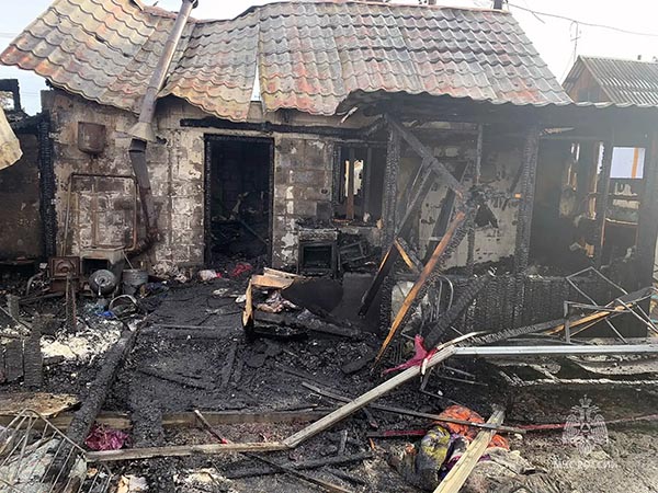 В абаканском садовом товариществе сгорел дом