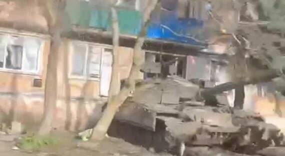 ВСУ прячут танки рядом с жилыми домами в Часовом Яре