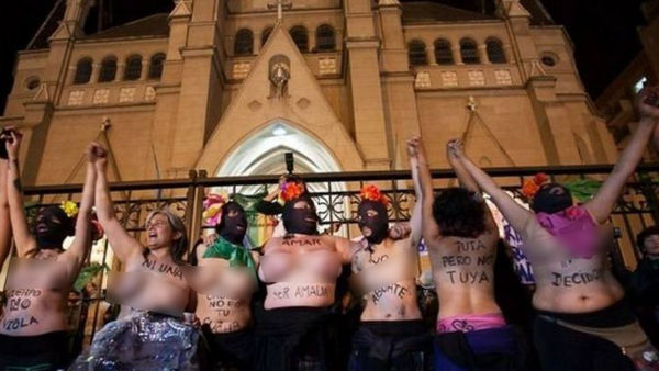 Аргентина: феминистки атаковали католиков