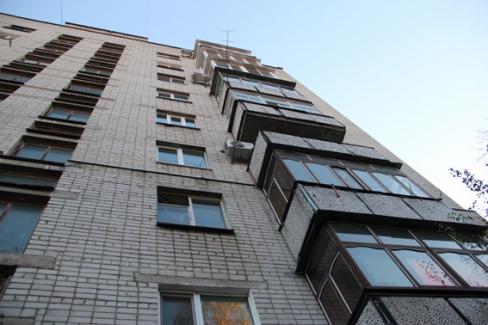 В Улан-Удэ муж и жена упали с балкона на 5 этаже