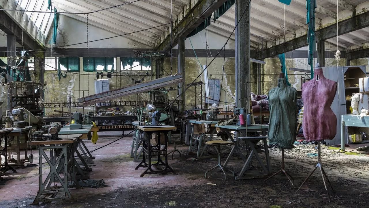 Бездомный в Хакасии зарабатывал на жизнь в заброшенном швейном цехе