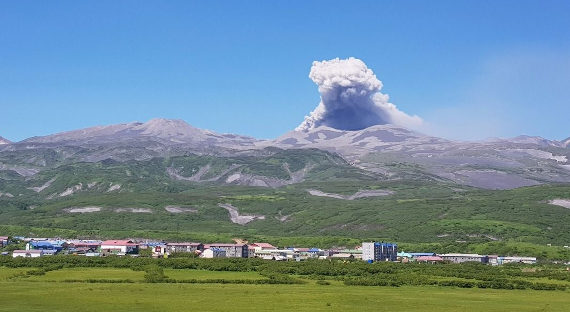 Вулкан Эбеко выбросил столб пепла высотой в шесть километров