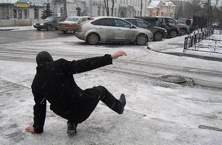 "Ледяное зеркало" в Хакасии: как пешеходам и водителям обезопасить себя?