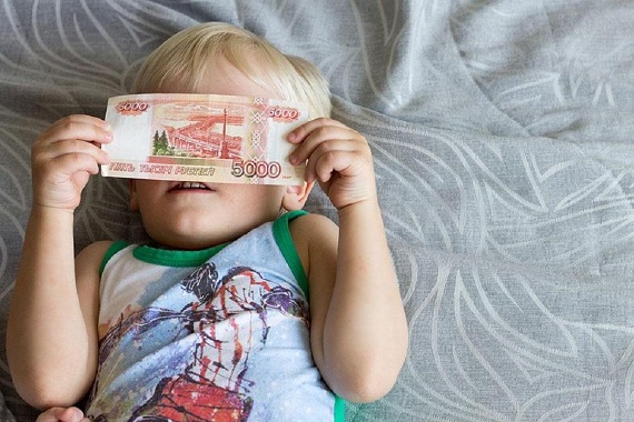 В России начали выплачивать очередные 10 тысяч на детей