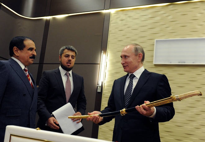 Президент России подарил королю Бахрейна коня, а тот ему - меч