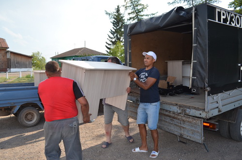 В село Знаменка привезли мебель для школьников-погорельцев