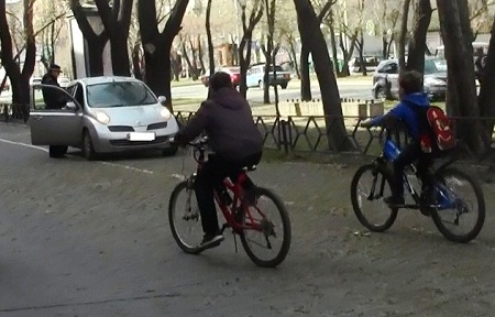 ГИБДД Хакасии наказала 8 водителей за парковку на велодорожке