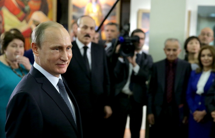 Опрос "Левада": 65% россиян желают переизбрать Путина
