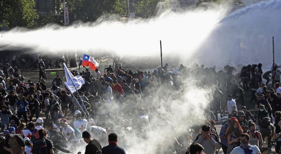 Власти Чили обвинили в применении химии против протестующих