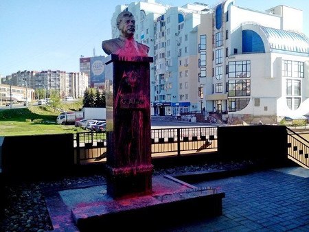 Вандалы облили краской бюст Сталина