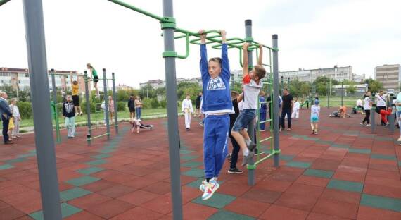 В Саяногорске благодаря РУСАЛу появилась спортивная площадка для занятий воркаутом