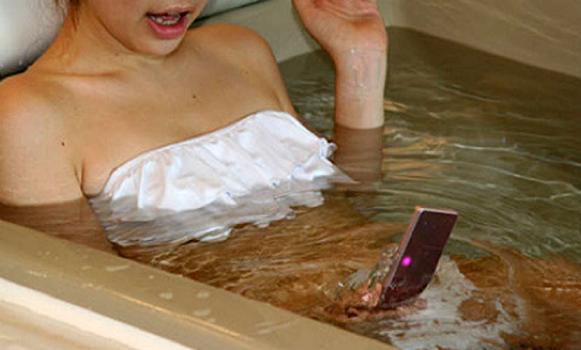 В Красноярске девочка погибла в ванной из-за упавшего в воду мобильника