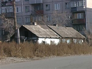 В Абакане на перекрестке улиц Кирова - К. Маркса снесен частный дом