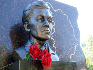 В Хакасии открыли памятник Василию Угужакову