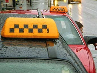 В Минусинске мужчина ограбил молодого таксиста