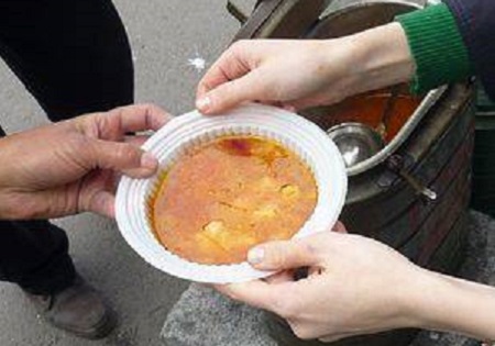 В праздничные дни бездомные жители Хакасии получили более 400 обедов