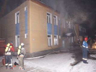 Пожарные всю ночь тушили деревянный барак в Абакане (фото)