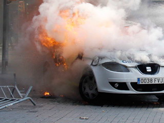 Хакасским инспекторам ДПС пришлось тушить горящую машину