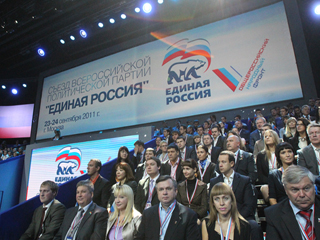 Медведев предложил поддержать кандидатуру Путина на пост президента РФ