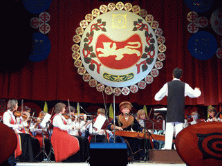 Хакасской филармонии подарили Daewoo и музинструменты