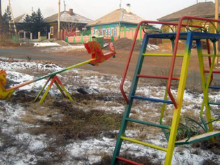 В Черногорске устанавливают детские площадки