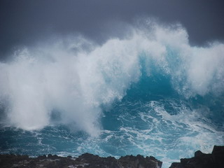 К Японии движется новая волна-цунами