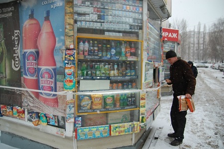 Сигареты и пиво могут вернуться в российские киоски