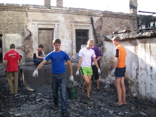 Черногорские волонтеры помогли расчистить пожарище